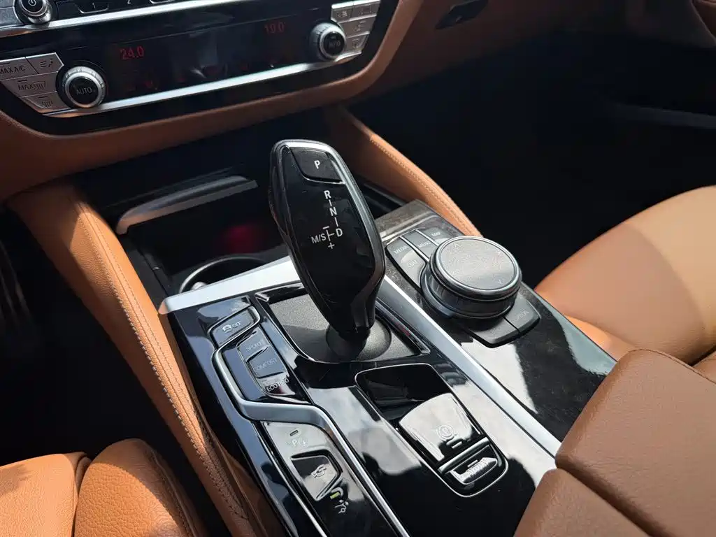 BMW 6 Series GT 2023 — фото 23
