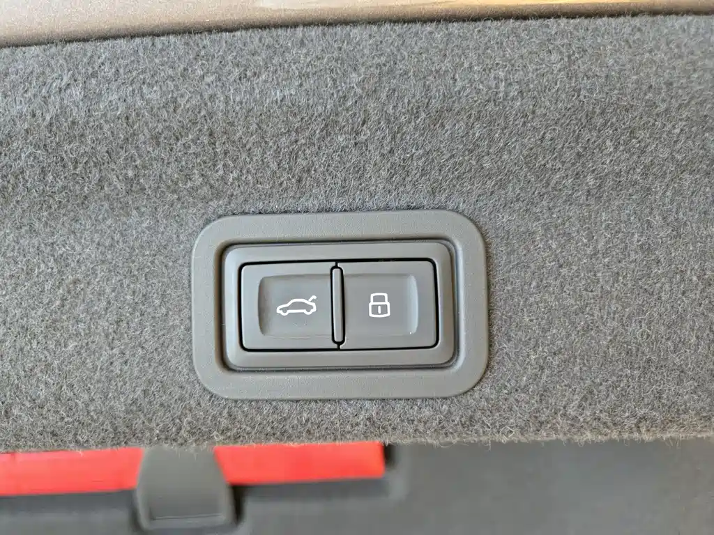 Audi A6L e-tron — фото 19
