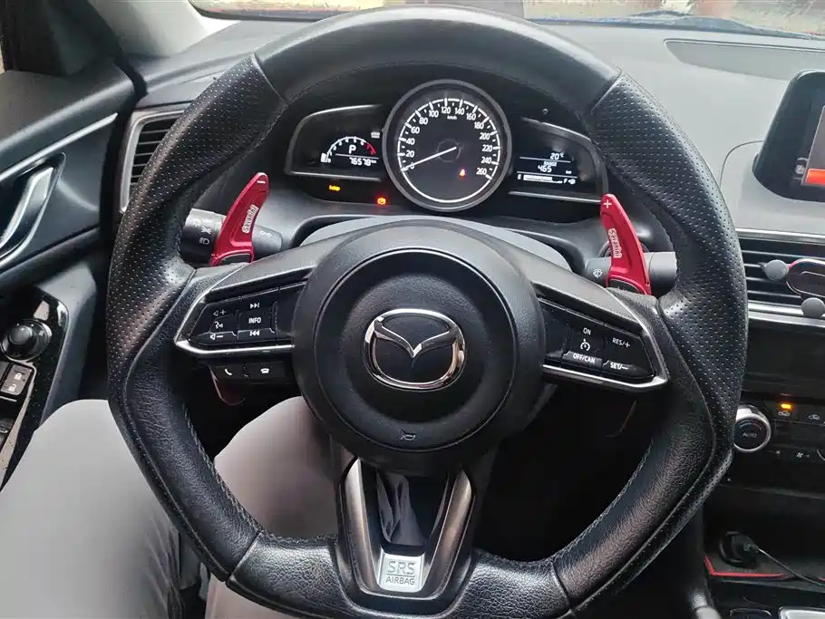 Mazda 3 Axela 2018 — фото 15