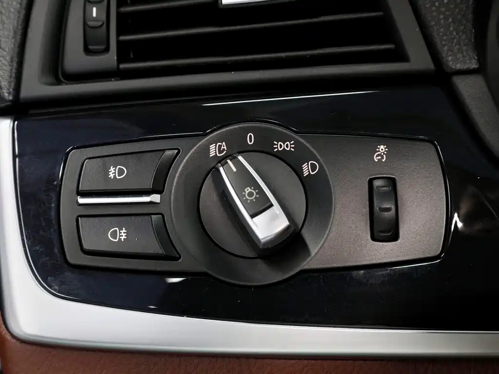 BMW 5 Series 2016 — фото 21