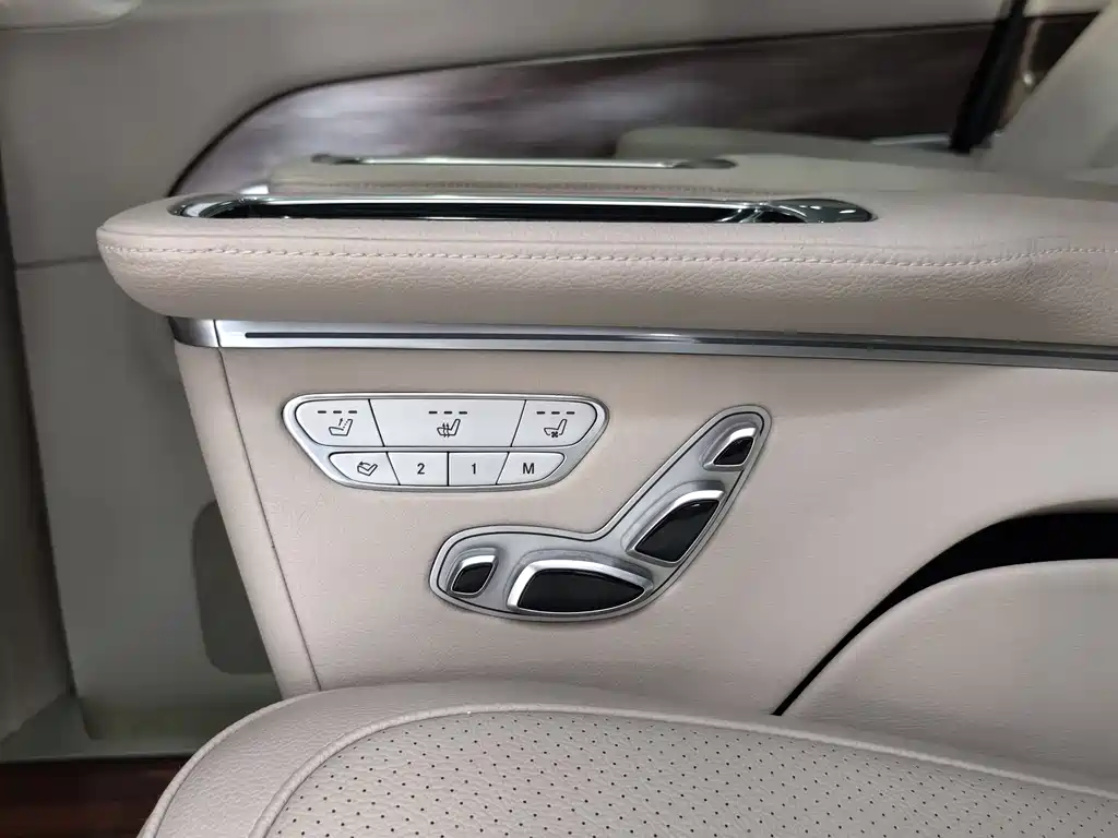 Mercedes-Benz V-Class 2023 — фото 12