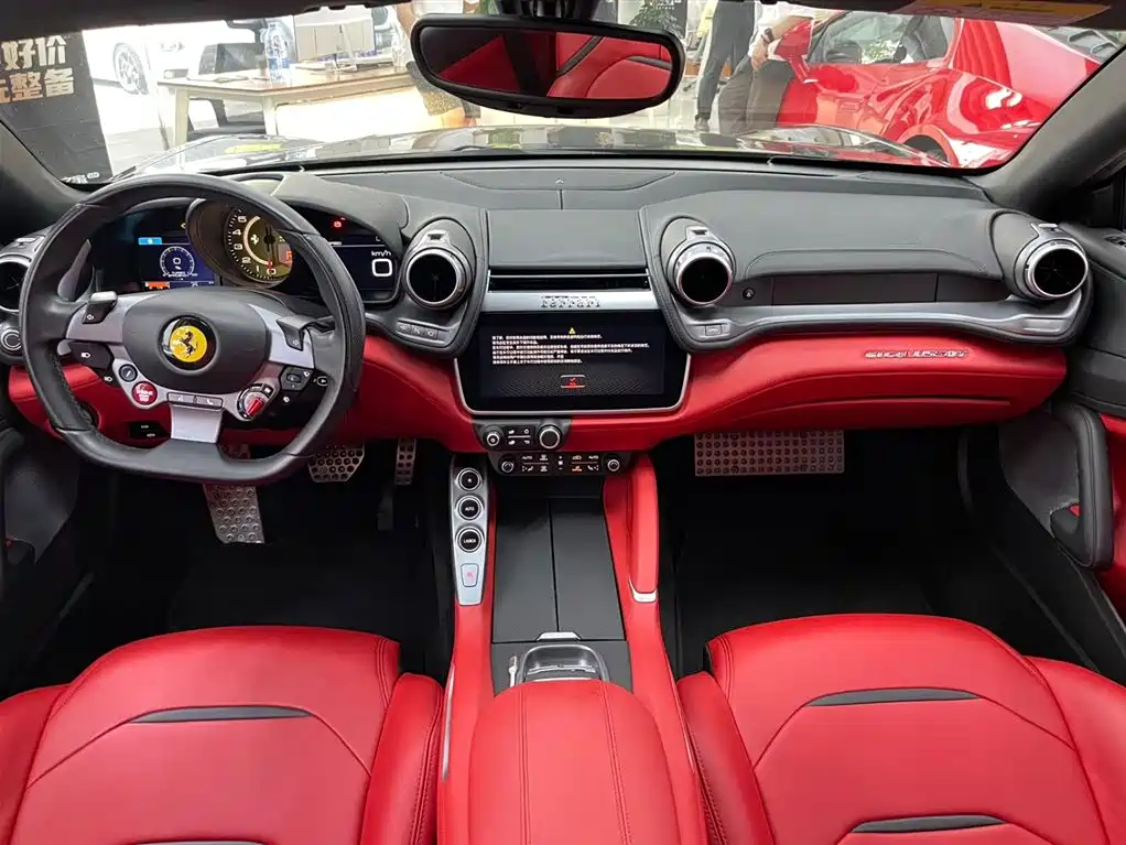 Ferrari GTC4Lusso 2019 — фото 14