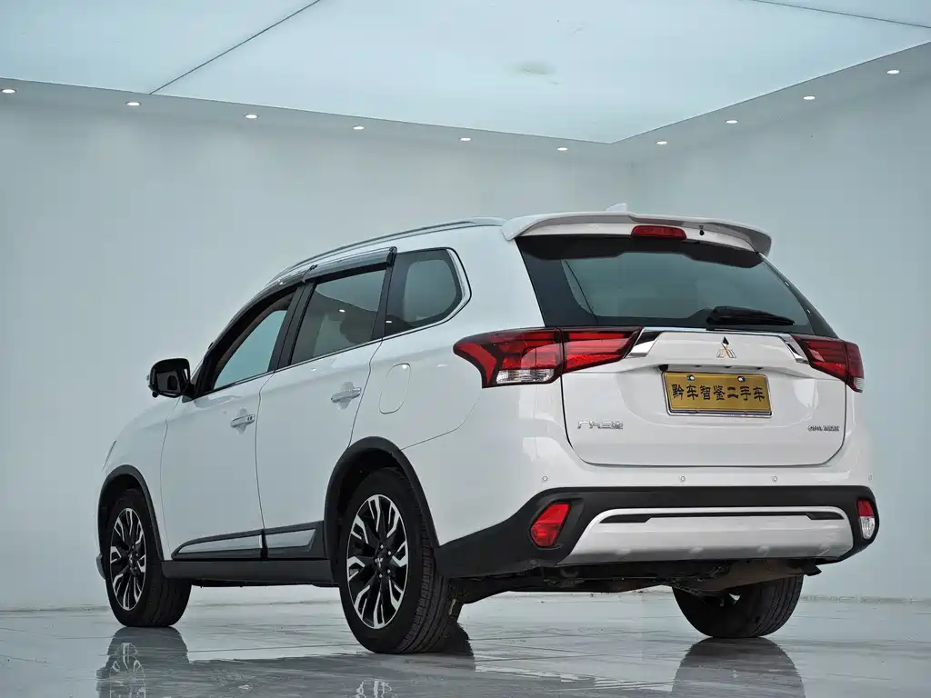 Mitsubishi Outlander 2020 — фото 6