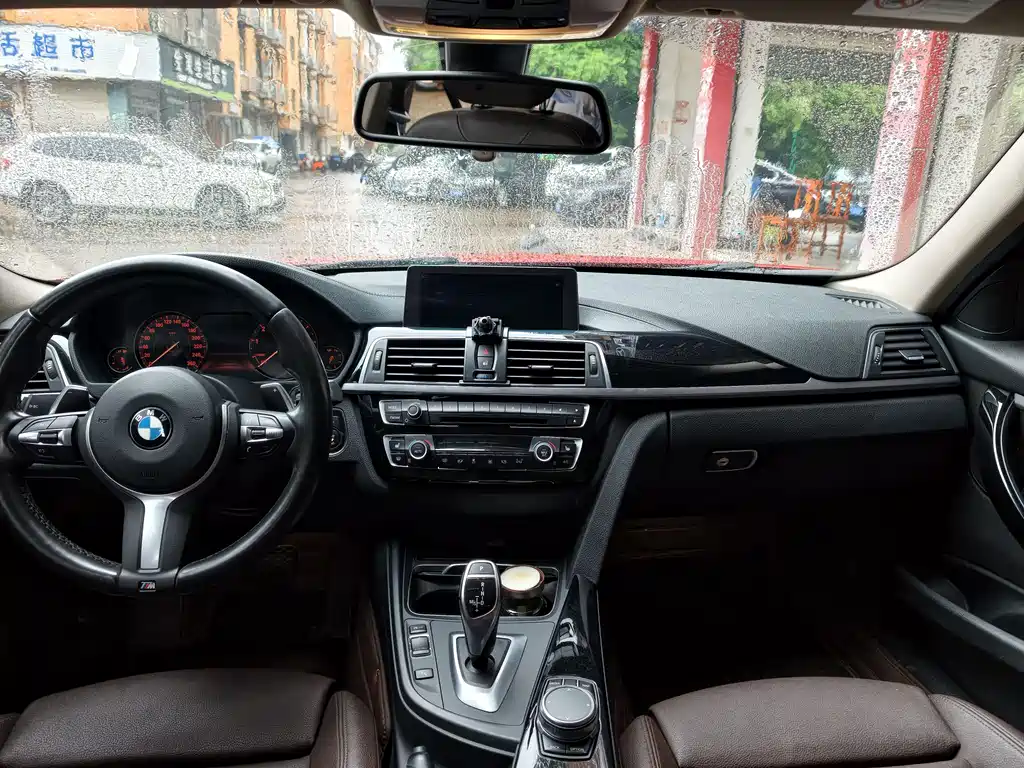 BMW 3 Series 2018 — фото 11