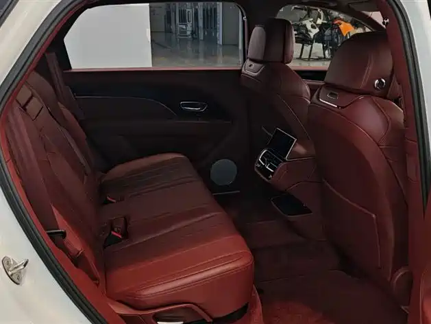 Bentley Bentayga 2025 — фото 11