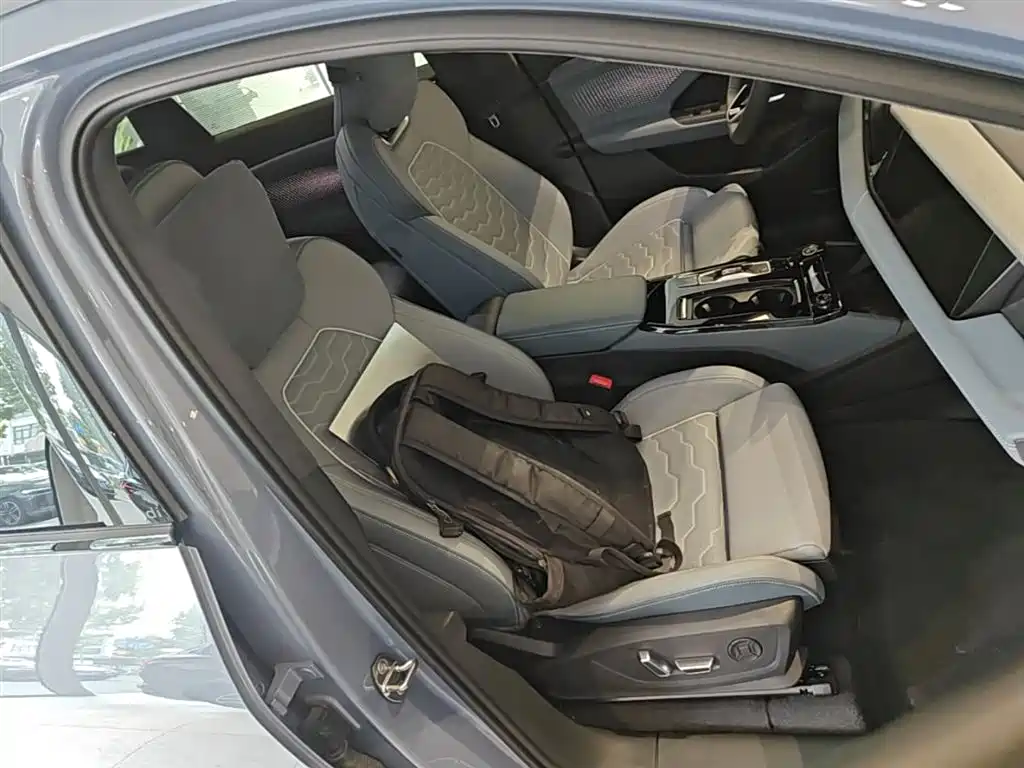 Audi Q6L e-tron 2025 — фото 25