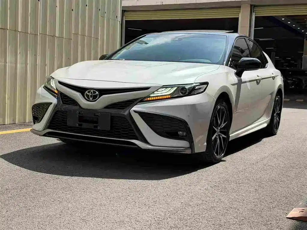 Toyota Camry 2022 — фото 1