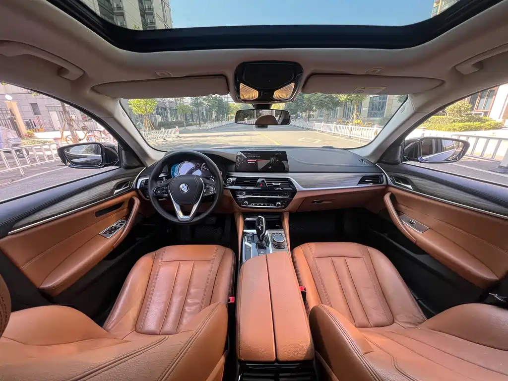 BMW 5 Series 2018 — фото 17