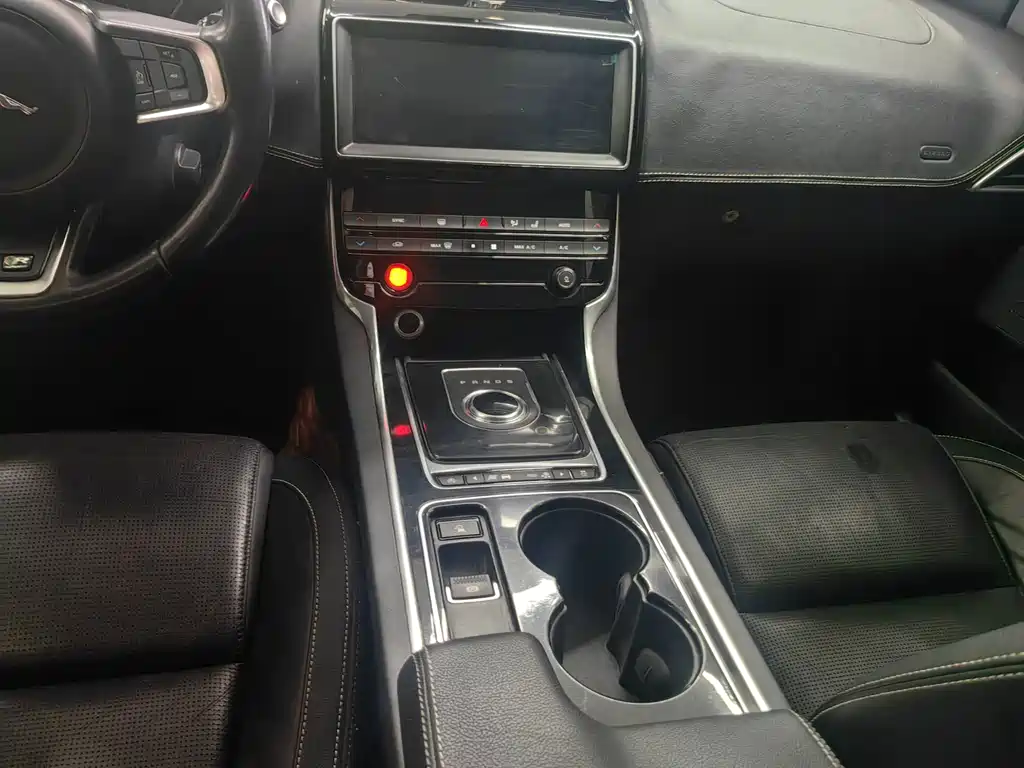 Jaguar XE 2016 — фото 15