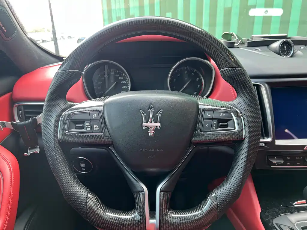Maserati Levante 2018 — фото 12