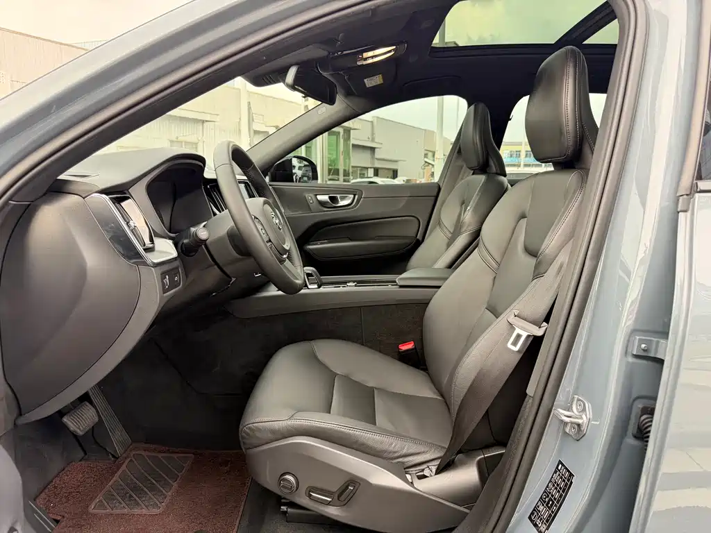 Volvo XC60 2022 — фото 4