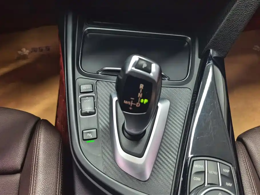 BMW 3 Series 2019 — фото 16