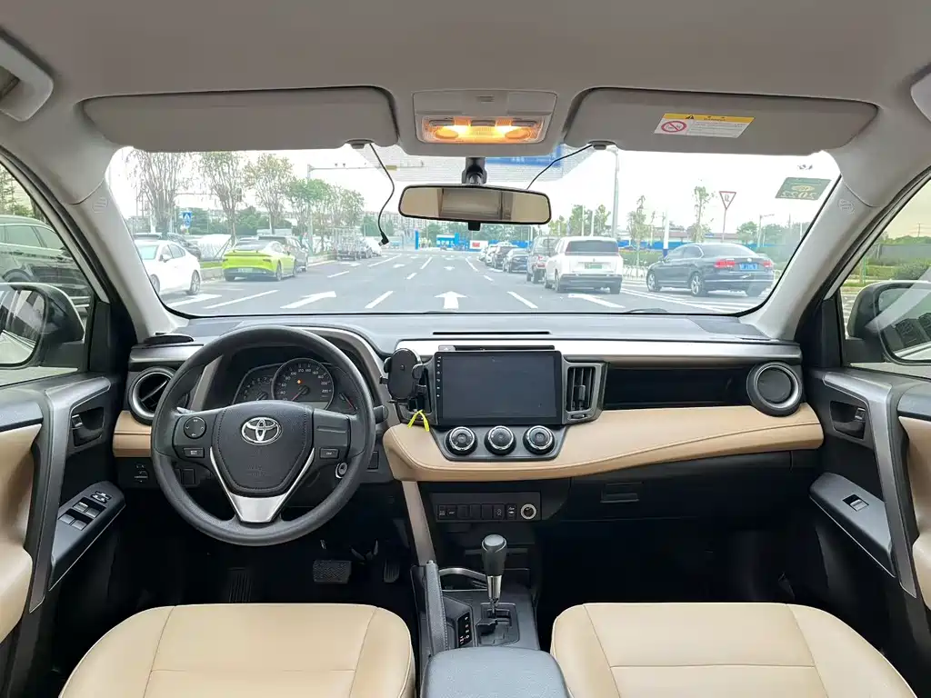 Toyota RAV4 2018 — фото 9