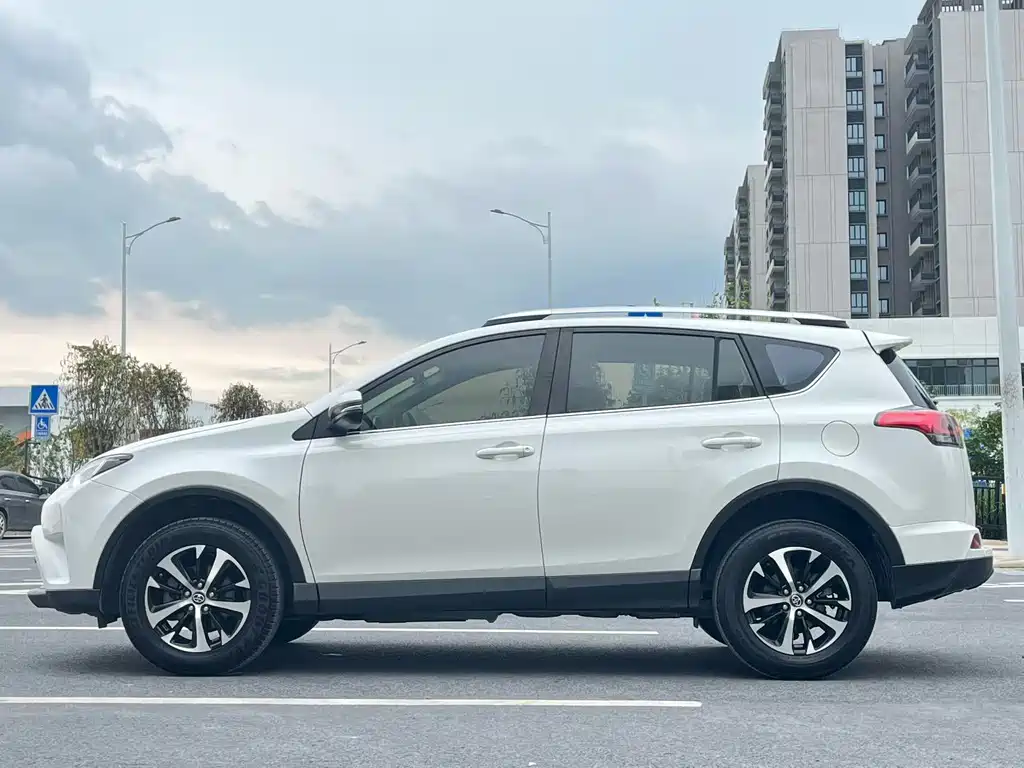 Toyota RAV4 2018 — фото 3