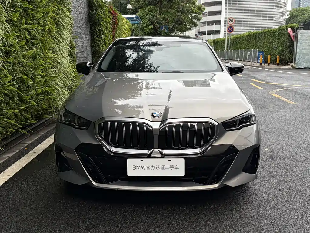BMW 5 Series 2025 — фото 2