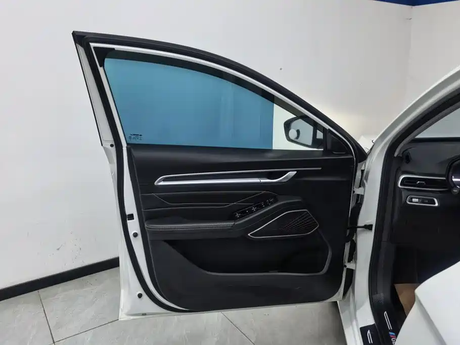 Geely Emgrand 2022