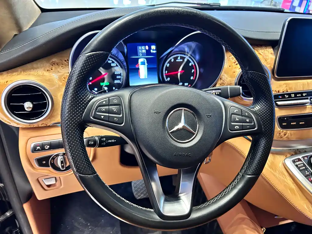 Mercedes-Benz V-Class 2020 — фото 17