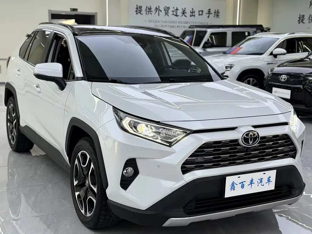 Toyota RAV4 2023 — фото 3