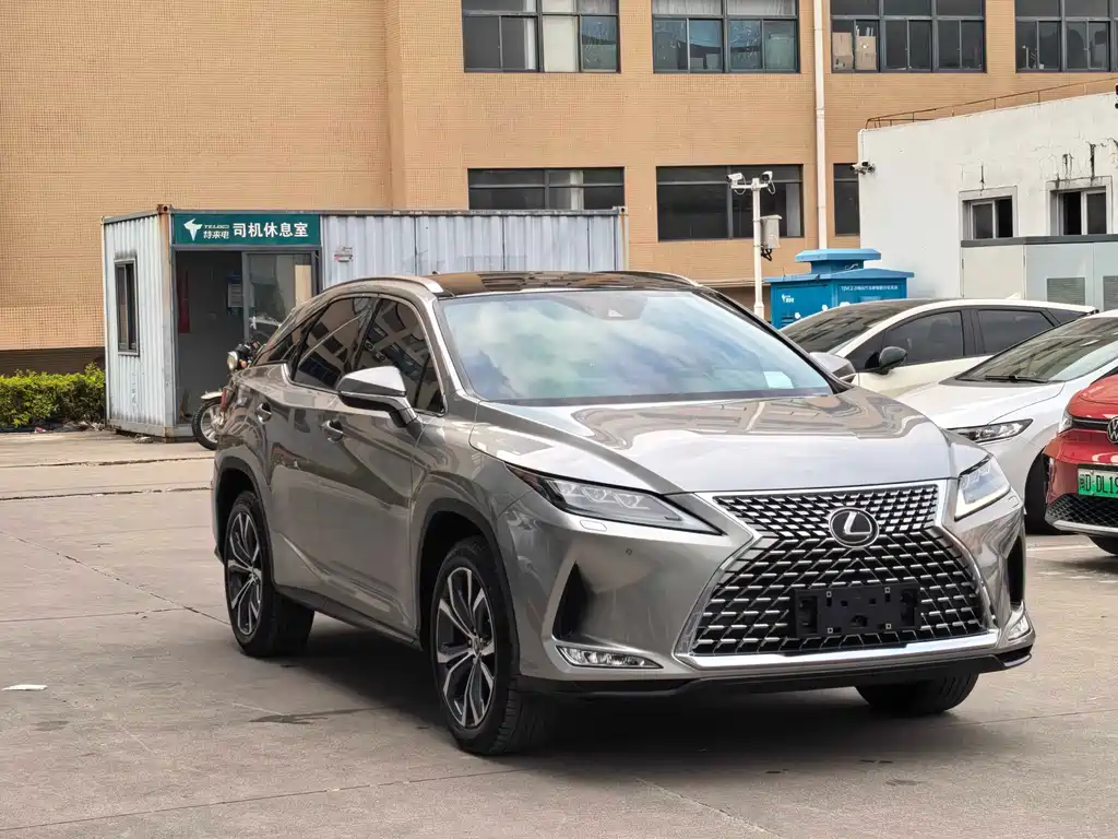 Lexus RX 2022 — фото 1