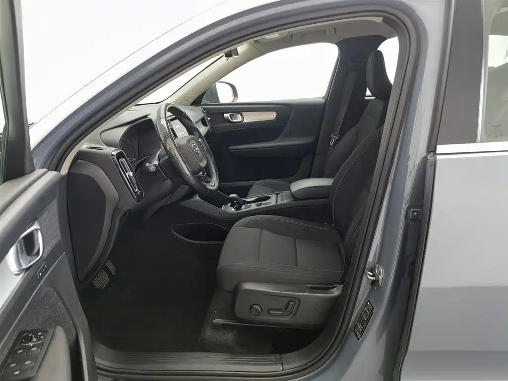 Volvo XC40 2022 — фото 10