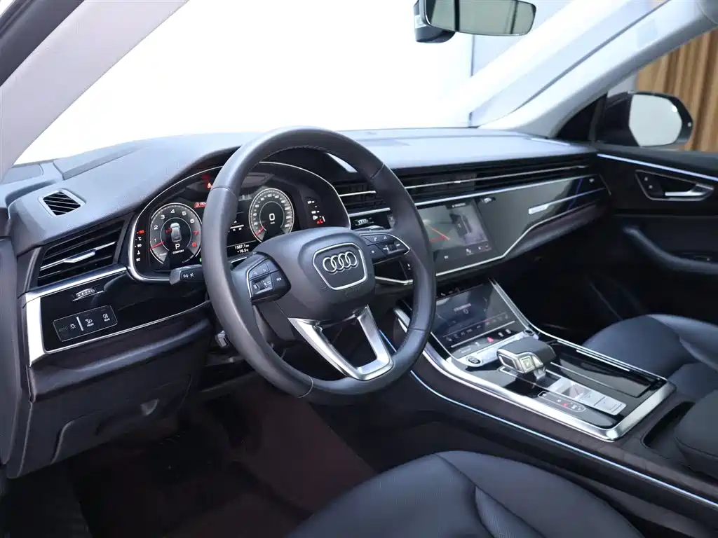Audi Q8 2023 — фото 11