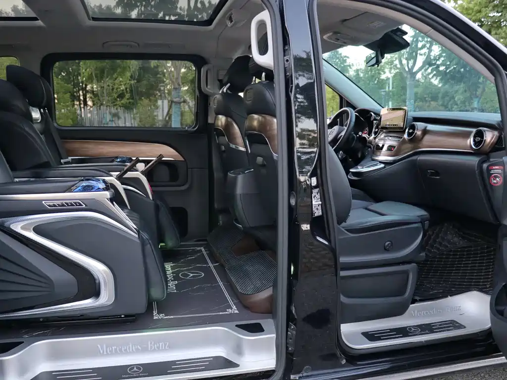 Mercedes-Benz V-Class 2023 — фото 17