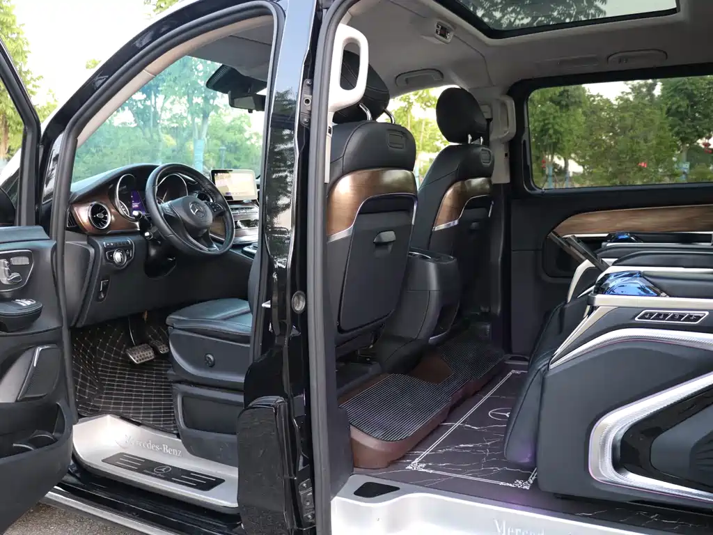 Mercedes-Benz V-Class 2023 — фото 26