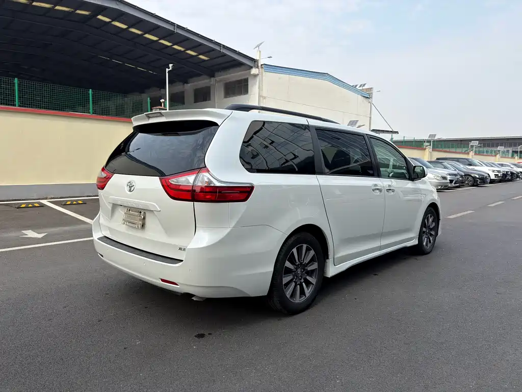 Toyota Sienna 2019 — фото 13