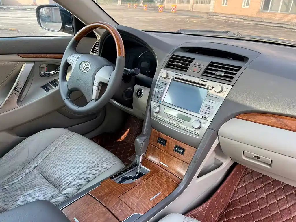 Toyota Camry 2010 — фото 12