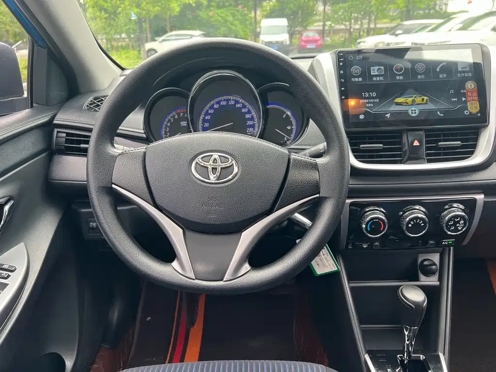 Toyota Yaris L 2017 — фото 14