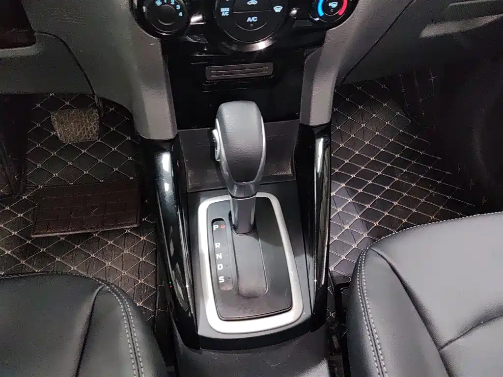 Ford Ecosport 2015 — фото 10