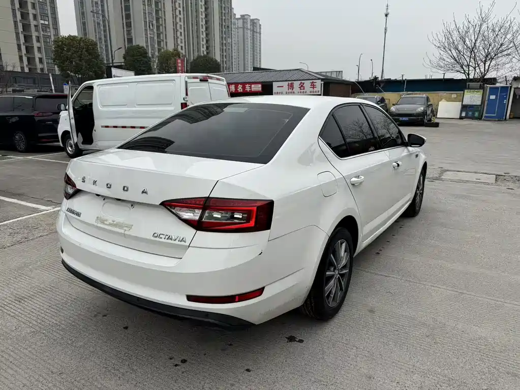 Skoda Octavia 2020 — фото 6