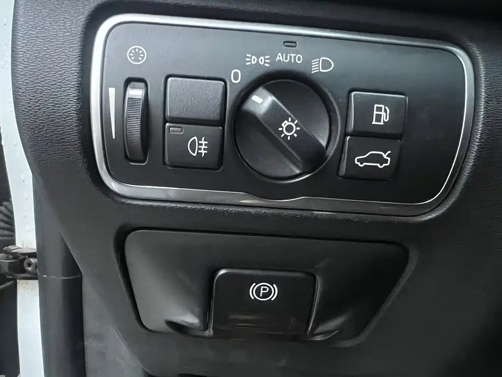 Volvo XC60 2017 — фото 10