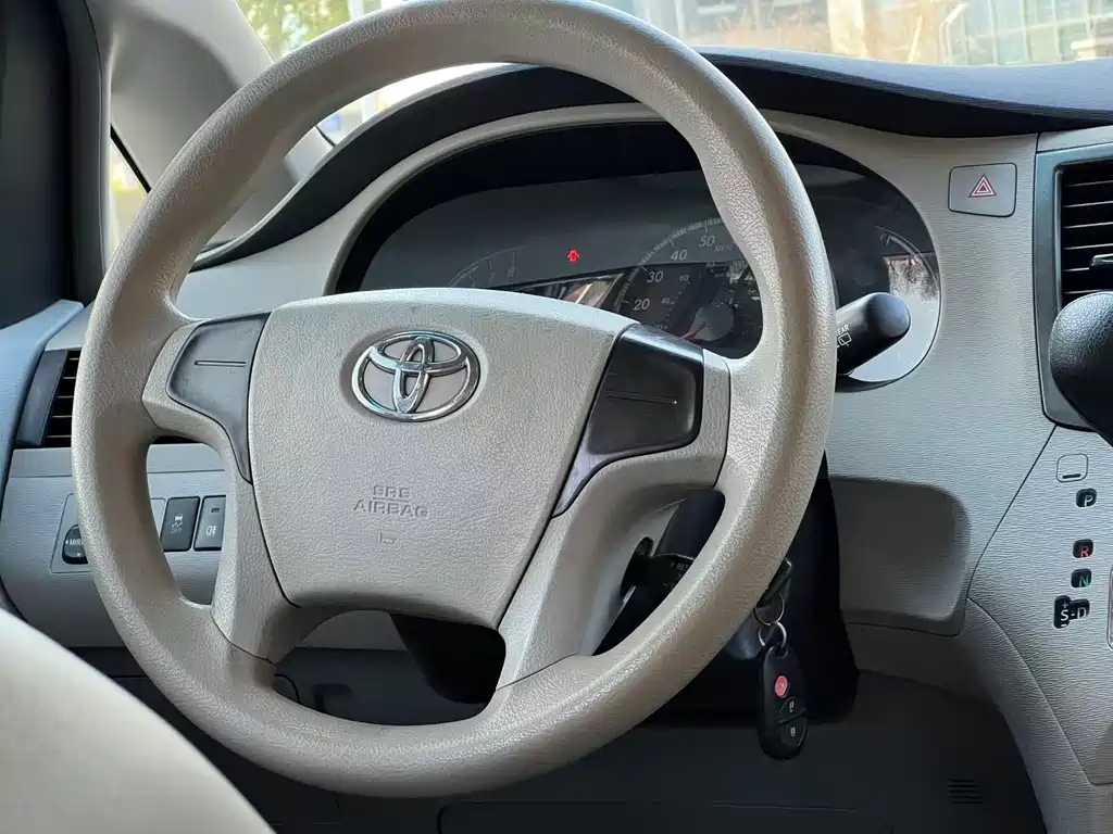 Toyota Sienna 2015 — фото 6