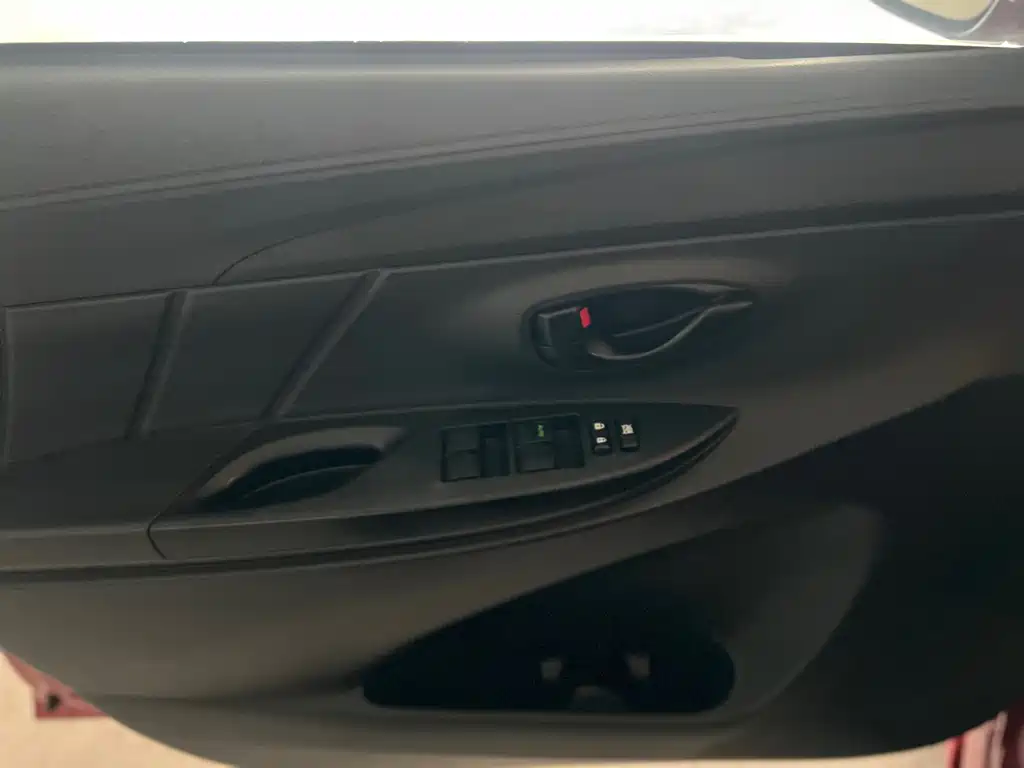 Toyota Yaris L 2020 — фото 16