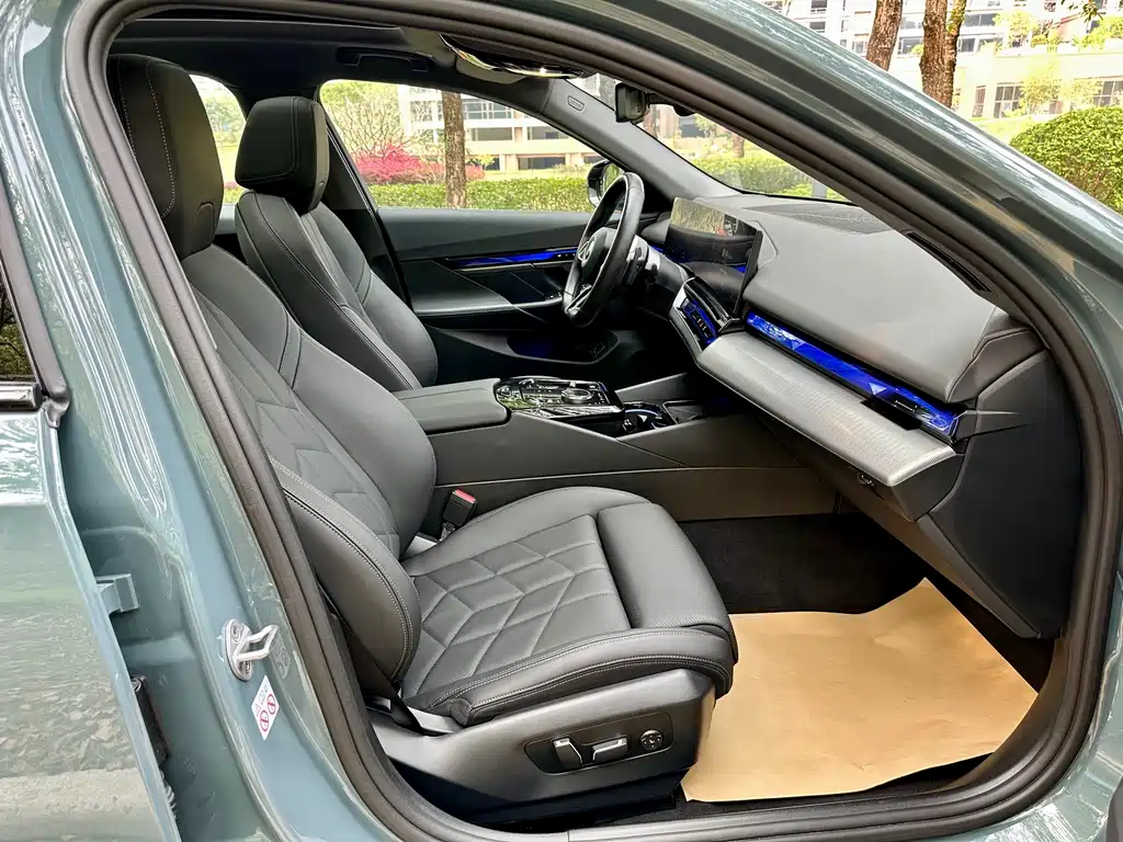 BMW 5 Series 2025 — фото 14