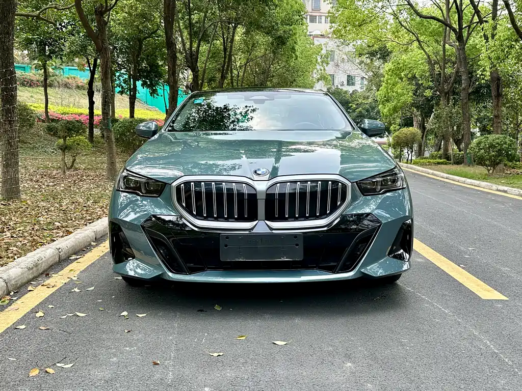 BMW 5 Series 2025 — фото 2