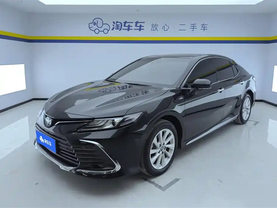 Toyota Camry 2023 — фото 1