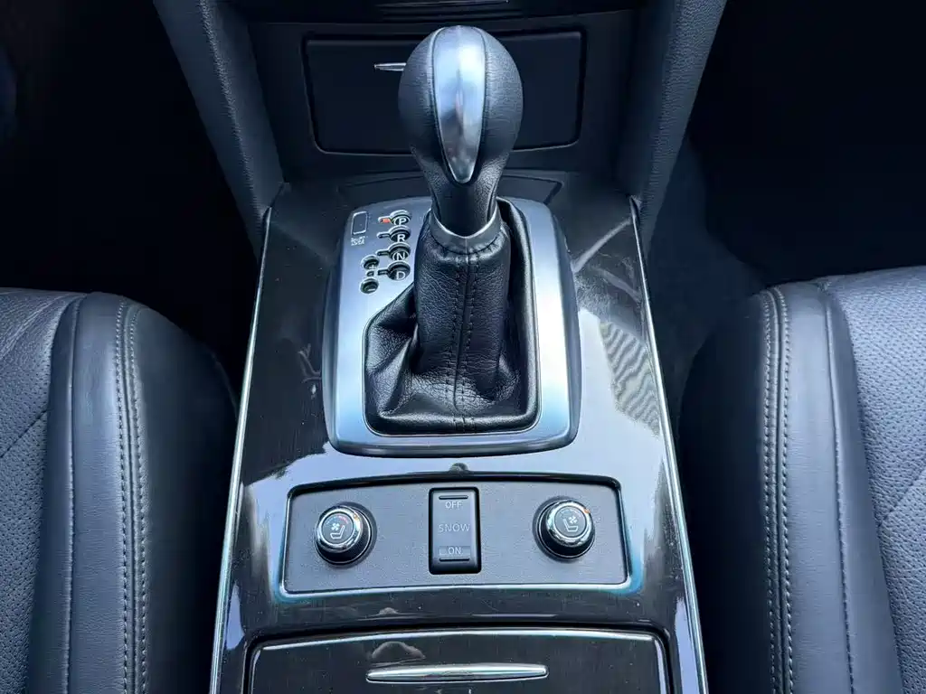 Infiniti QX70 2015 — фото 11