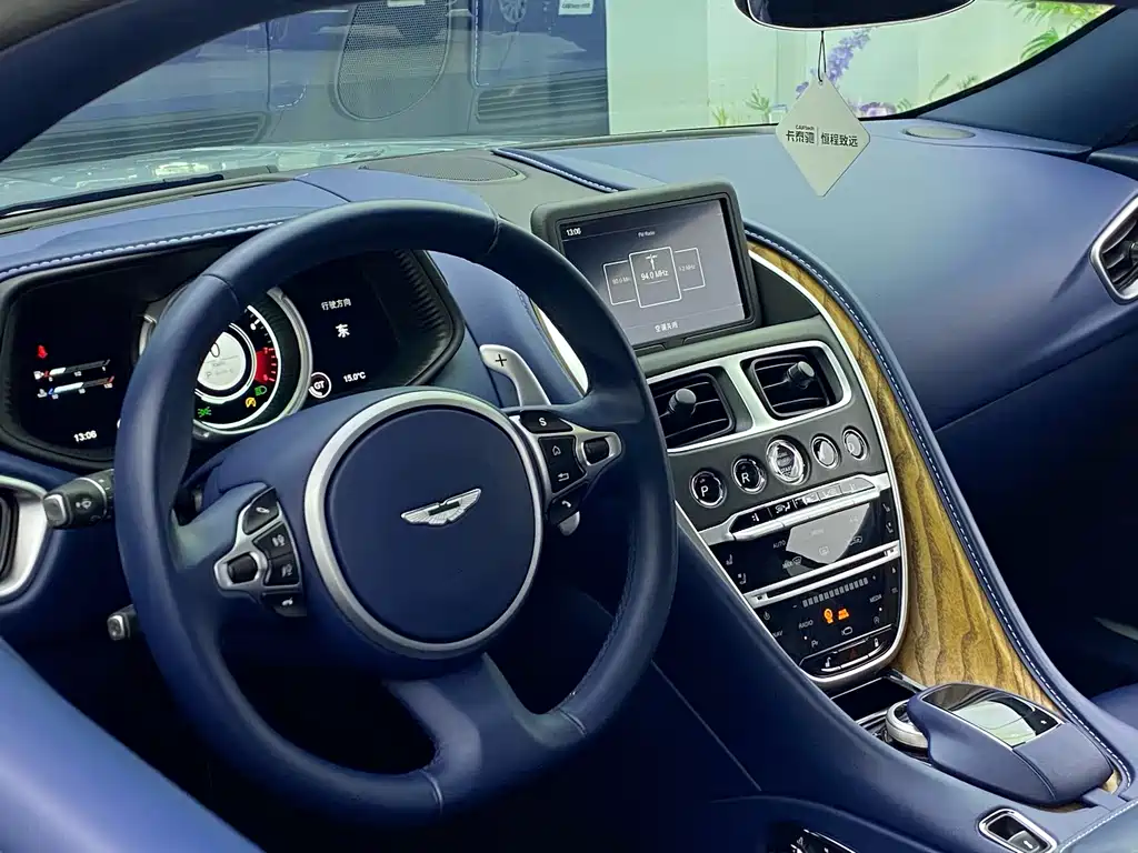 Aston Martin DB11 2018 — фото 10