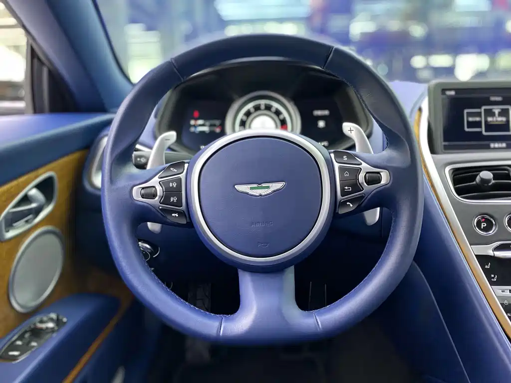 Aston Martin DB11 2018 — фото 12