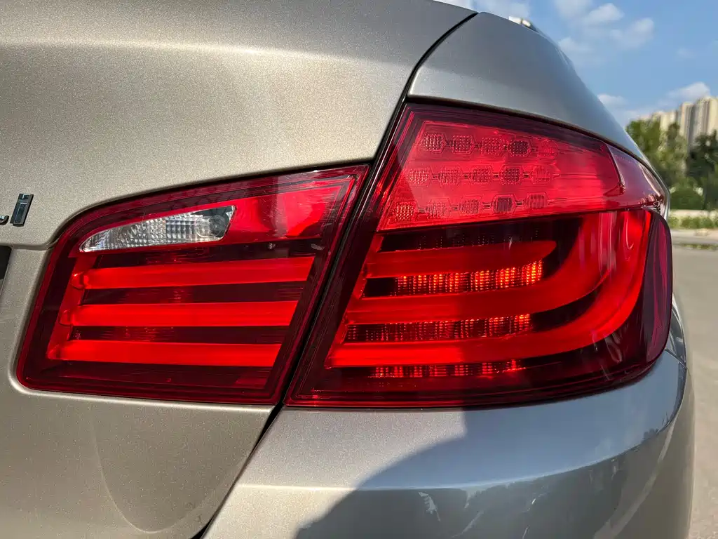 BMW 5 Series 2011 — фото 24