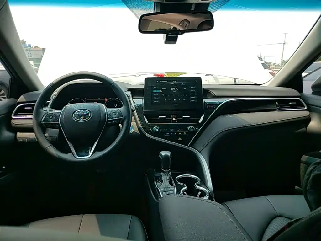 Toyota Camry 2023 — фото 10