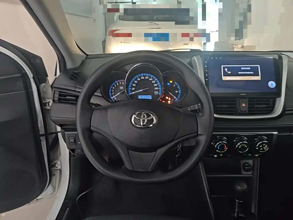 Toyota Yaris L 2017 — фото 11