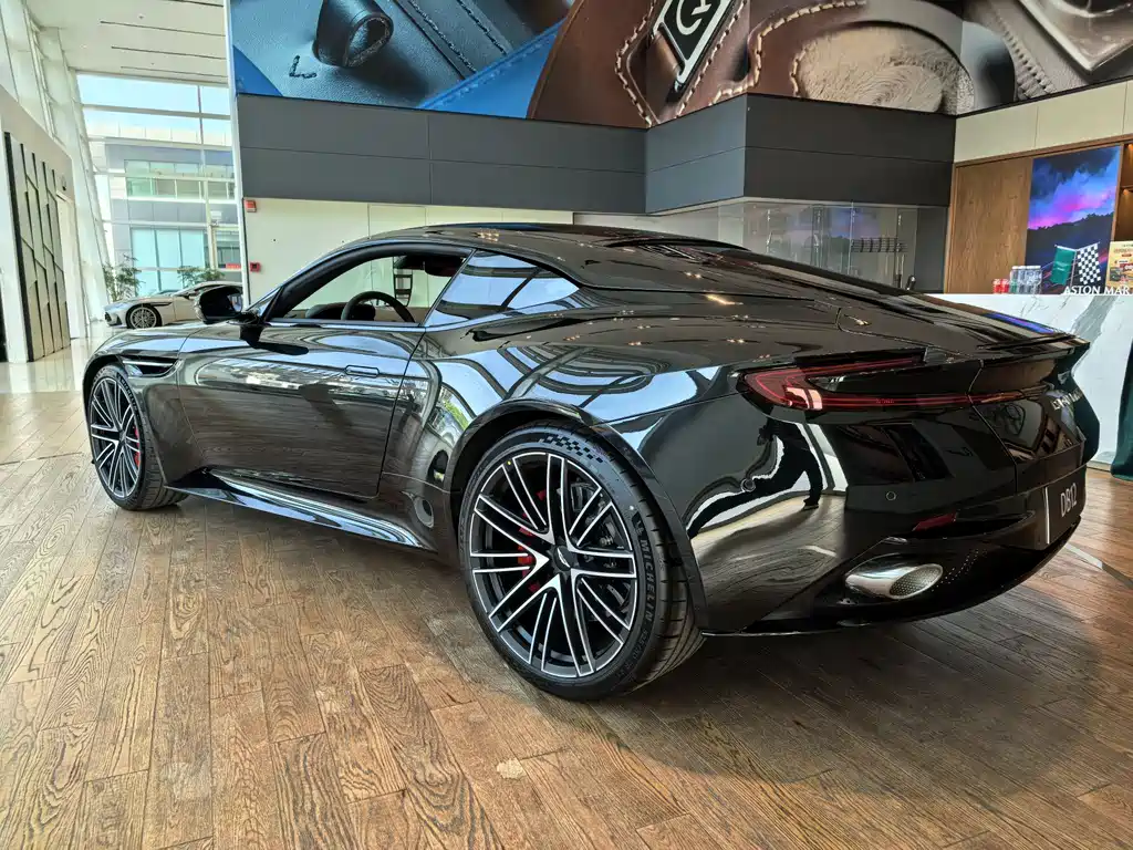 Aston Martin DB12 — фото 3