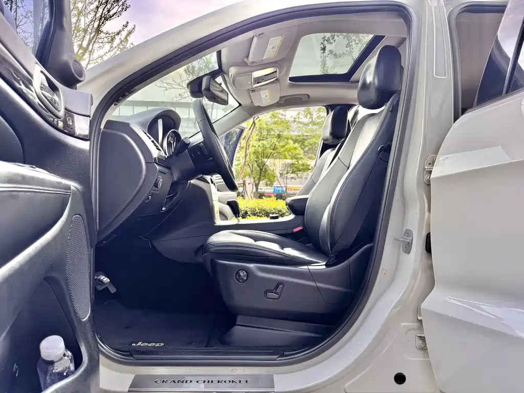 Jeep Grand Cherokee 2012 — фото 4