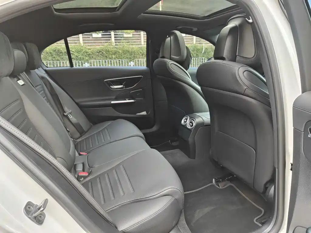 Mercedes-Benz C-Class 2025 — фото 11