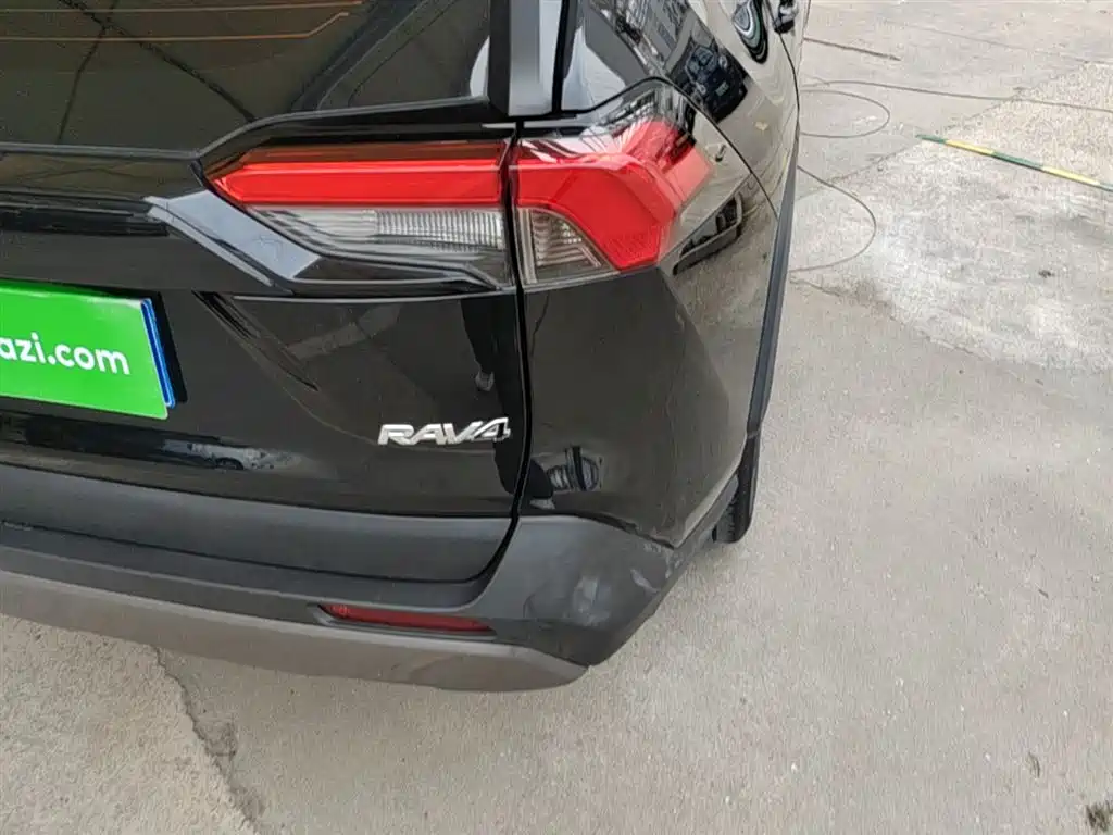 Toyota RAV4 2022 — фото 8