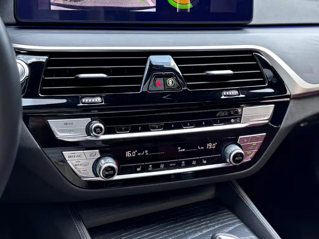 BMW 5 Series 2023 — фото 18
