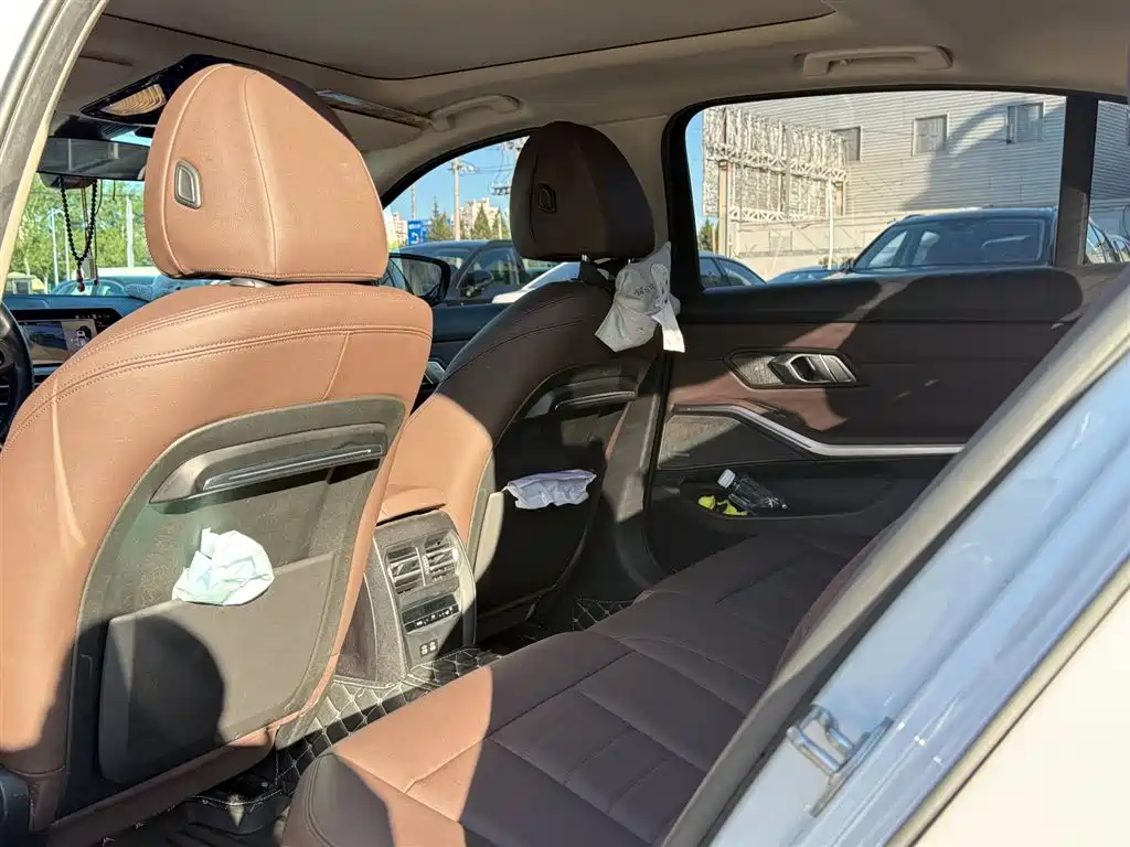 BMW 3 Series 2019 — фото 10